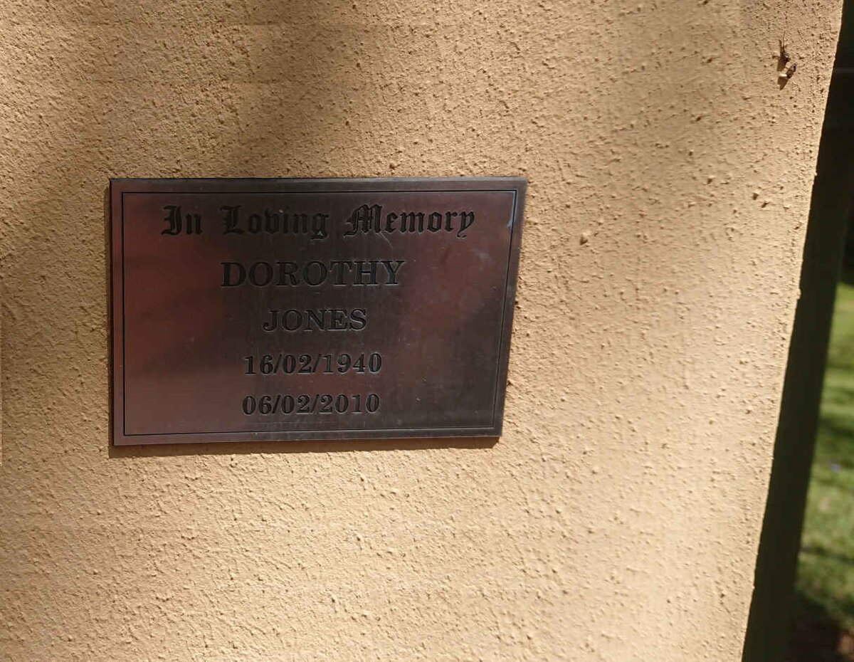 JONES Dorothy 1940-2010