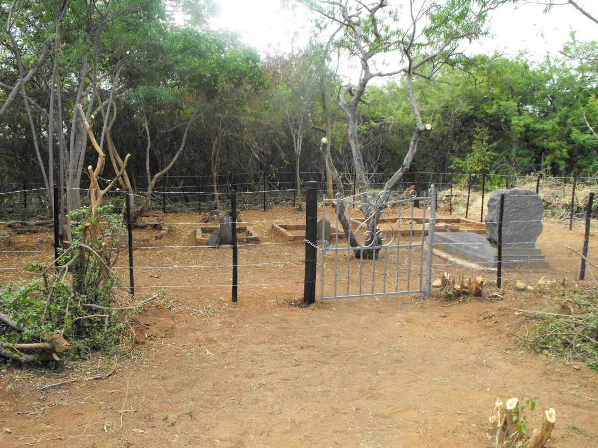 1. Entrance to the cemetery on Gemsbokspruit