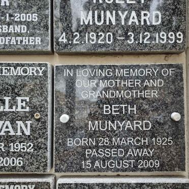 MUNYARD Beth 1925-2009