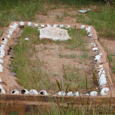 Limpopo, WATERBERG district, Alma / Loubad area, Rietpoort (Elandsfontein), farm cemetery