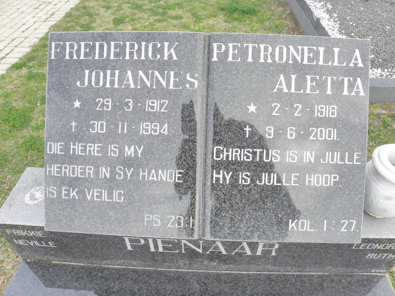 PIENAAR Frederick Johannes 1912-1994 & Petronella Aletta 1918-2001