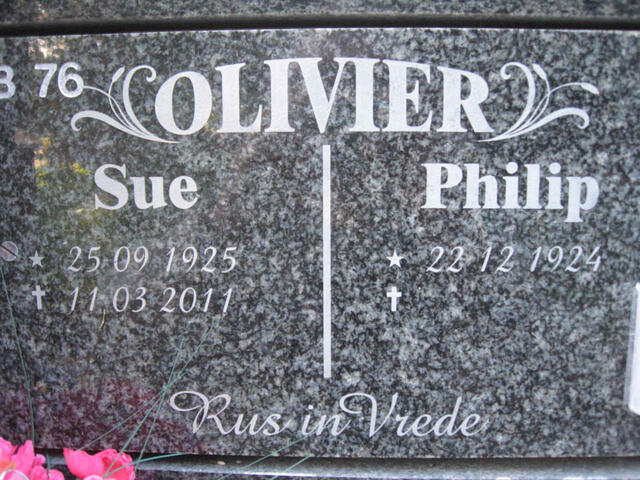 OLIVIER Philip 1924- & Sue 1925-2011