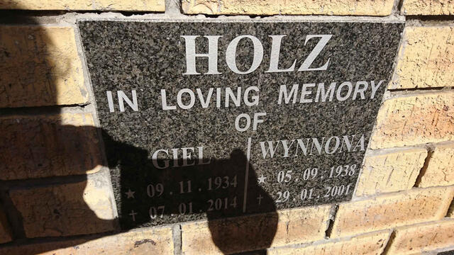 HOLZ Giel 1934-2014 & Wynnona 1938-2001
