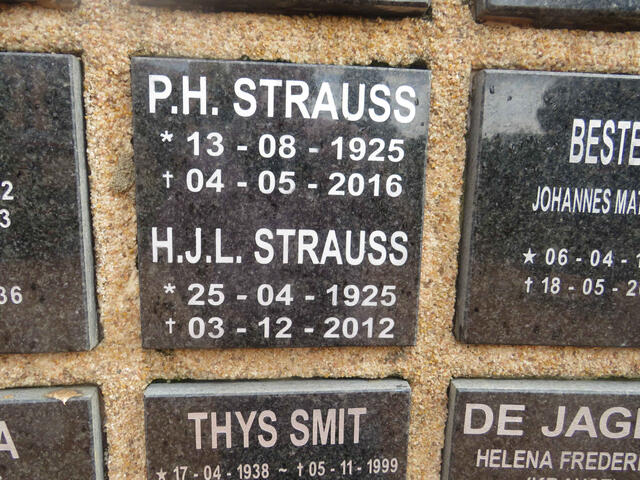 STRAUSS P.H. 1925-2016 & H.J.L. 1925-2012