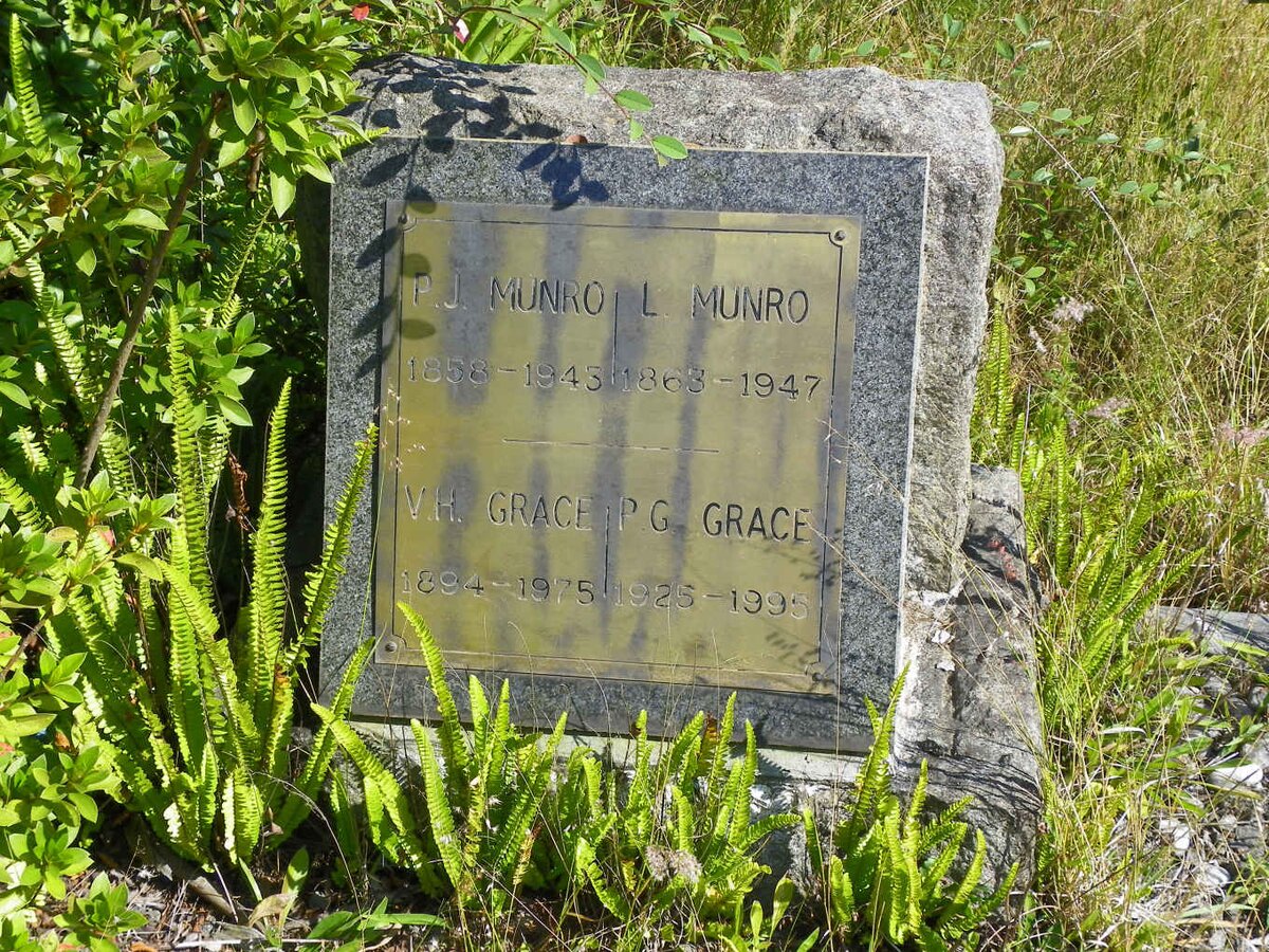 MUNRO P.J. 1858-1943 :: MUNRO L. 1863-1947 :: GRACE V.H. 1894-1975 :: GRACE P.G. 1925-1995