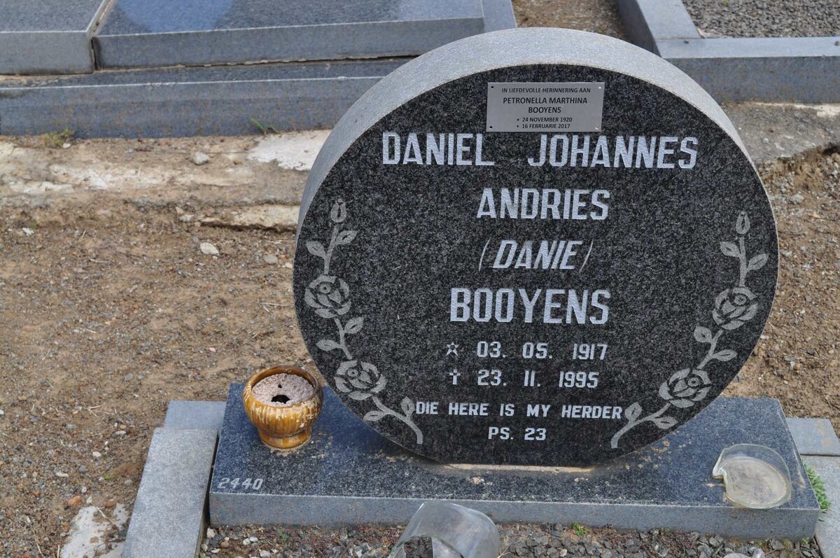 BOOYENS Daniel Johannes Andries 1917-1995 &amp; Petronella Marthina 1920-2017