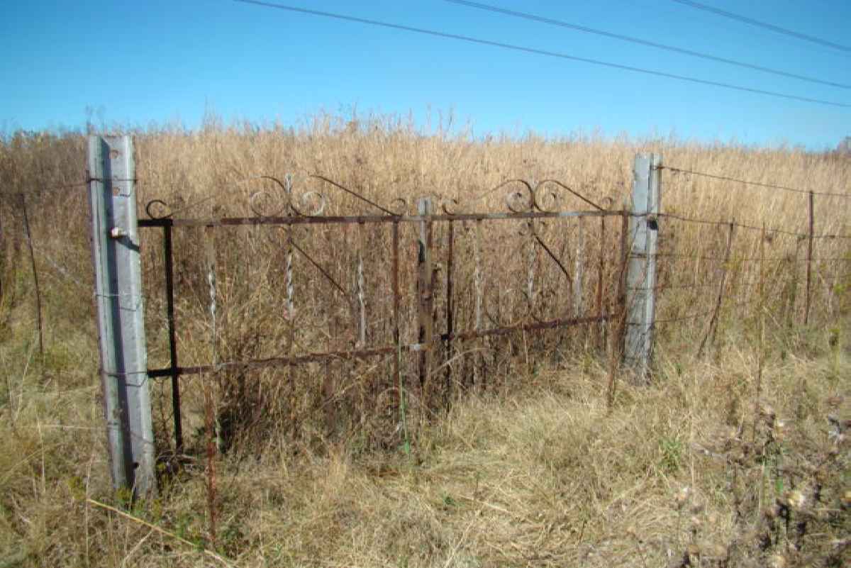 2. Entrance to the farm cemetery