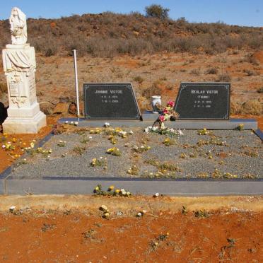 VICTOR Johnnie 1929-2005 &amp; Beulah FOURIE 1935-2011