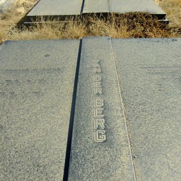 BERG Abraham Albertus, van der 1912-1988 &amp; Wilhelmia Engela Jacoba Van Wyk SMIT 1903-1977