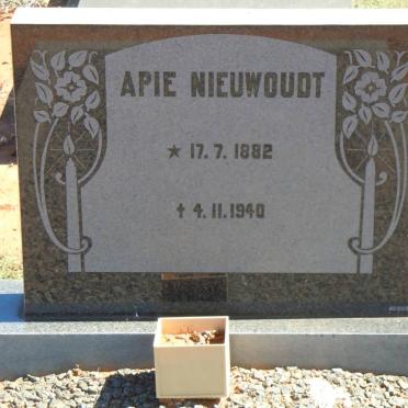 NIEUWOUDT Apie 1882-1940