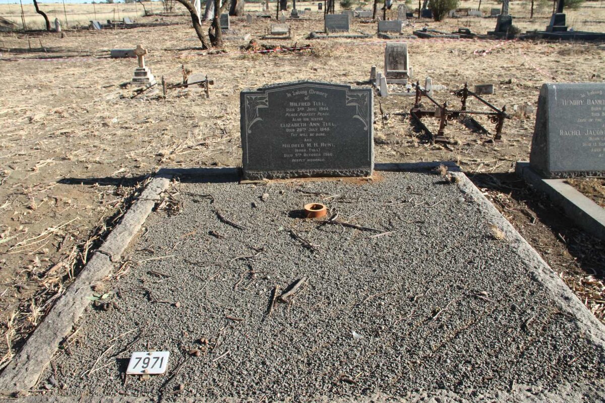 TULL Wilfred A.G. -1944 :: TULL Elizabeth Ann -1948 :: HUNT Mildred M.H. nee TULL  -1960