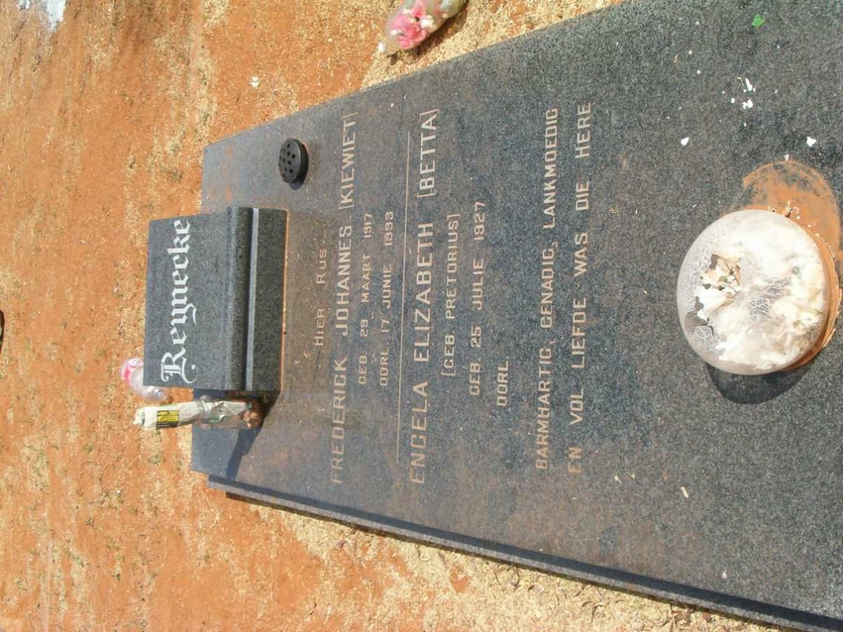 REYNECKE Frederick Johannes 1917-1993 &amp; Engela Elizabeth PRETORIUS 1927-