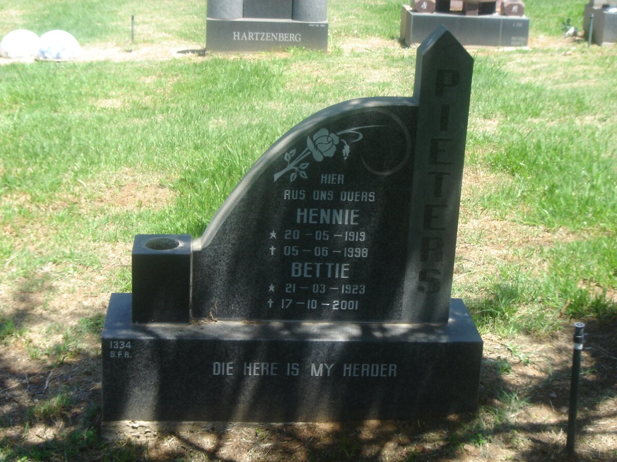 PIETERS Hennie 1919-1998 &amp; Bettie 1923-2001