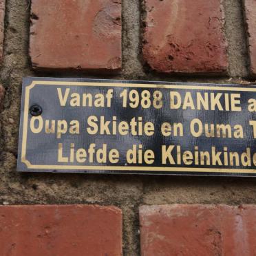 ? Oupa Skietie &amp; Ouma Toetie