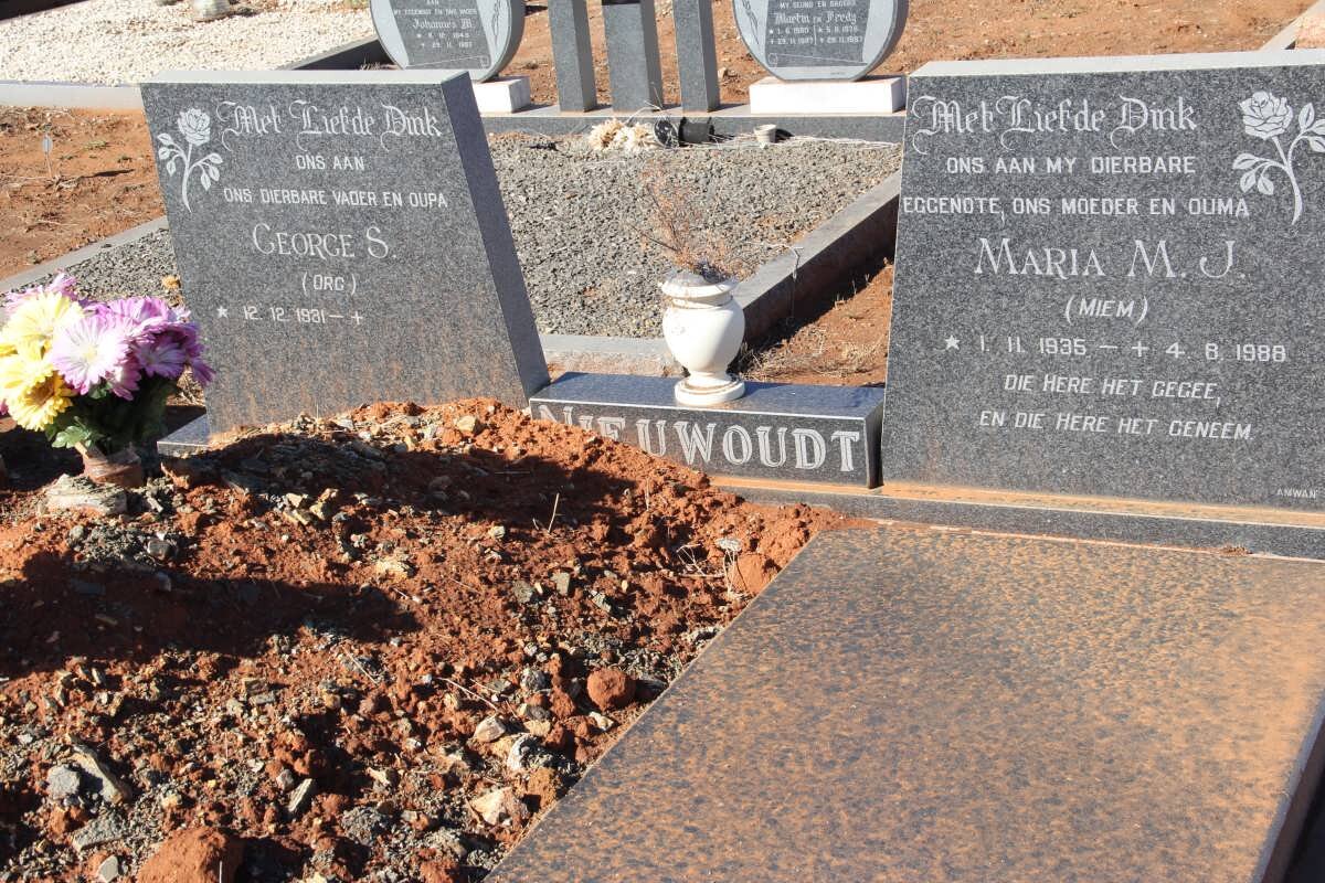 NIEUWOUDT George S. 1931- &amp; Maria M.J. 1935-1988