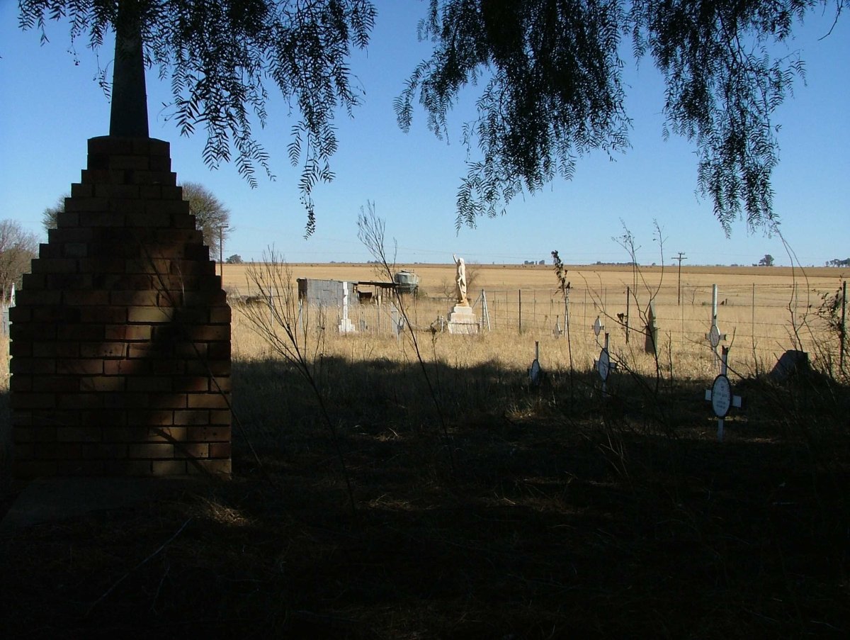 1. Overview of the military cemetery in Coligny