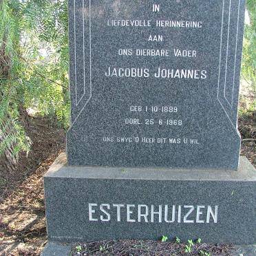 North West, POTCHEFSTROOM district, Haaskraal 490 IQ, farm cemetery