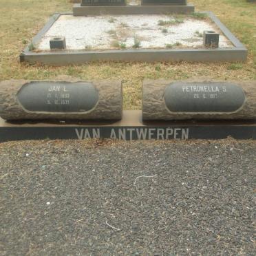 ANTWERPEN Jan L., van 1893-1977 &amp; Petronella S. 1917-191?