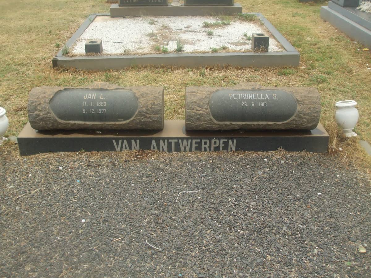 ANTWERPEN Jan L., van 1893-1977 &amp; Petronella S. 1917-191?