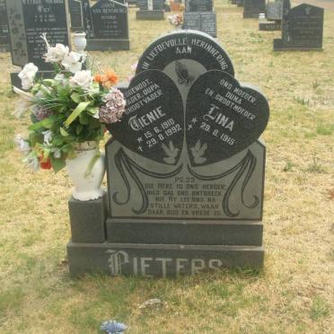 PIETERS Marthinus Gerhardus 1910-1992 &amp; Carolina Francina Elizabeth 1915-2005