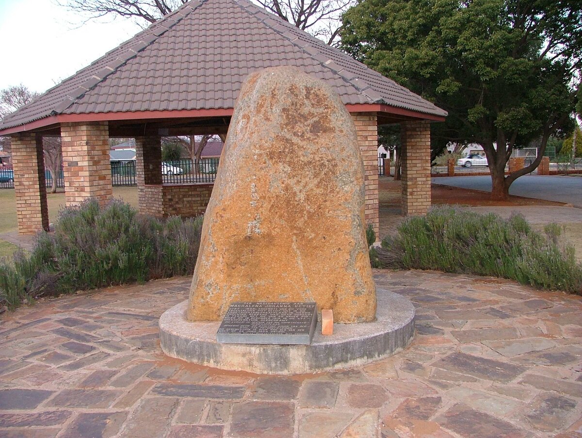 Plaque to commemorate  Magdalena Johanna Retief and 40 other pioneers.