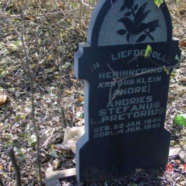 North West, RUSTENBURG district, Marikana, Rooikoppies 297, farm cemetery_09