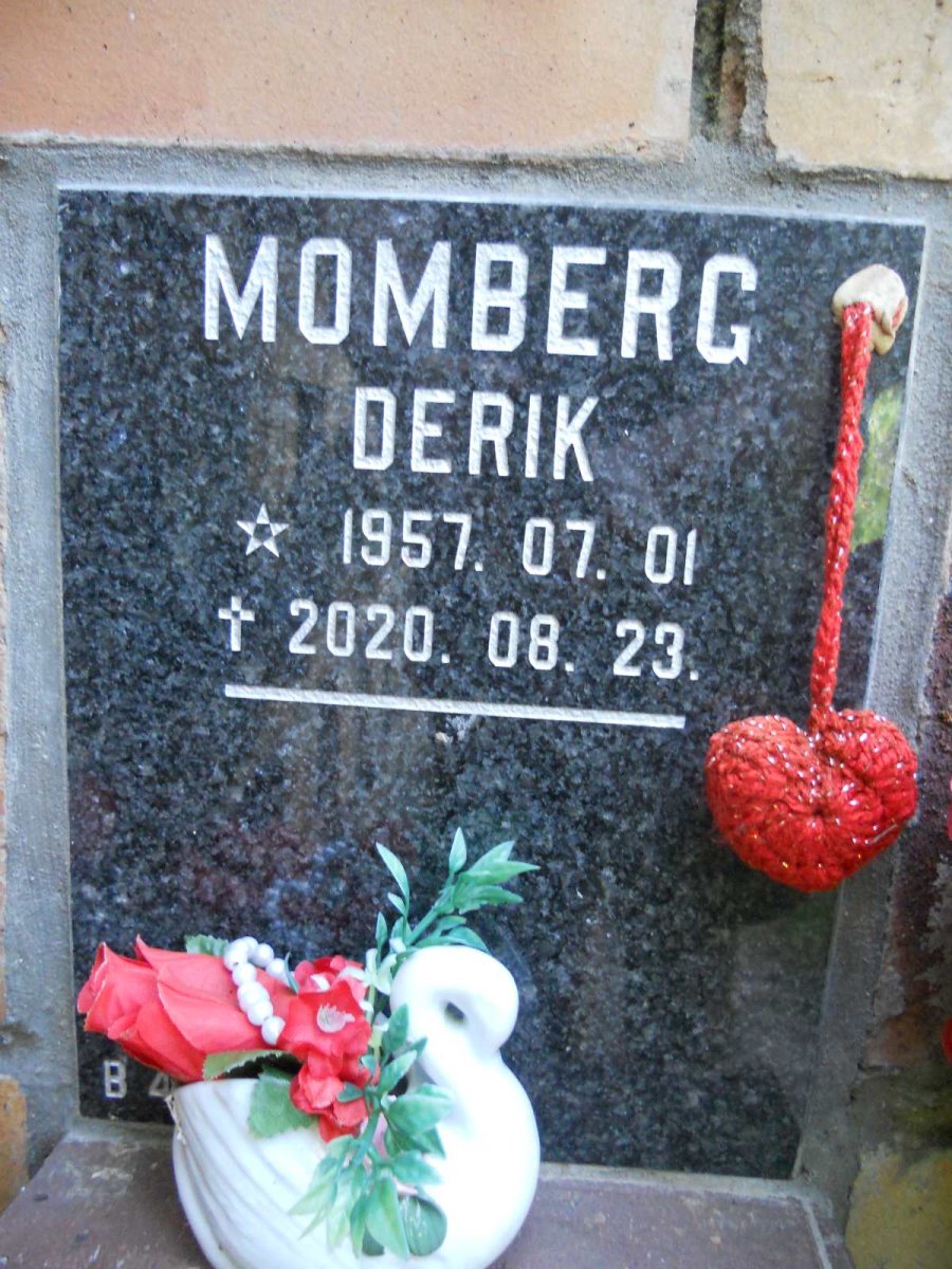 MOMBERG Derik 1957-2020