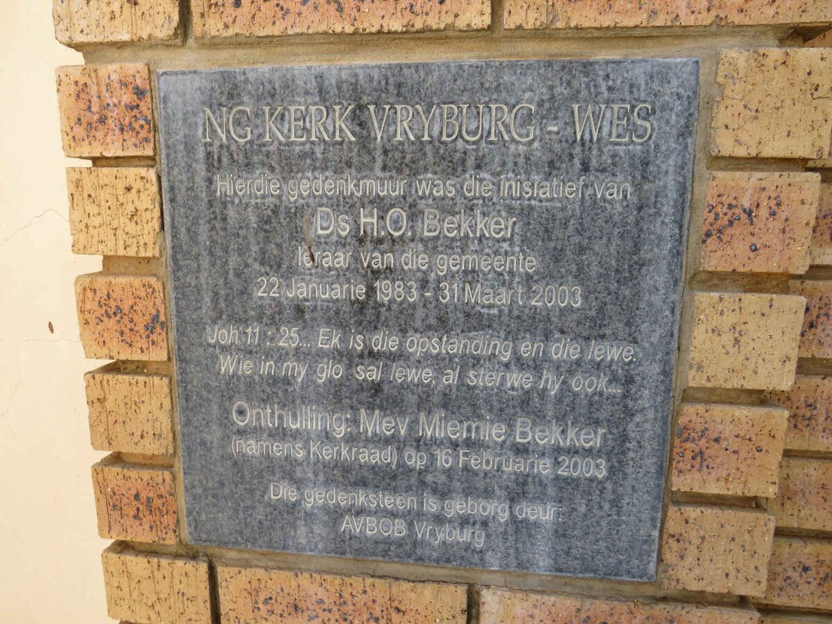 2. Unveiling of memorial wall / Onthulling van gedenkmuur