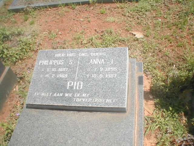 PIO Philippus S. 1887-1969 &amp; Anna F. 1895-1987