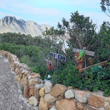 Western Cape, CALEDON district, Rooiels, Clarence Drive, Roadside memorial 