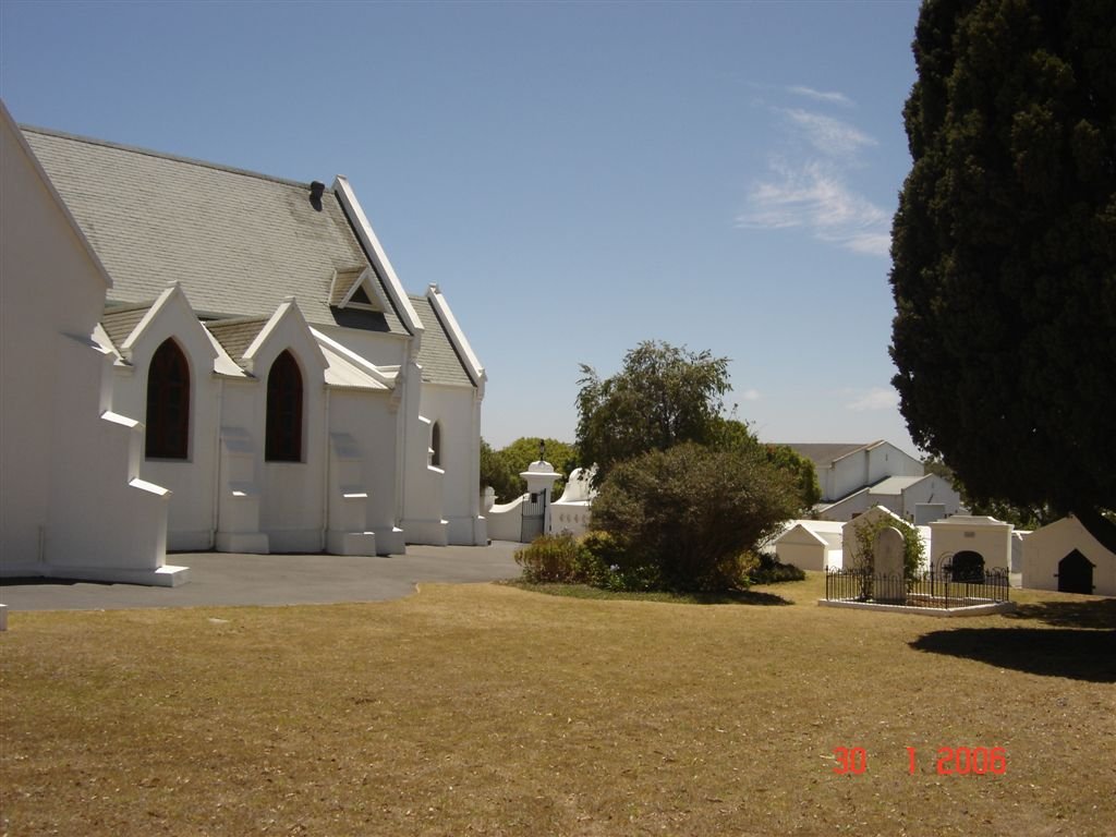 2. Durbanville NGK, grafkelders sigbaar