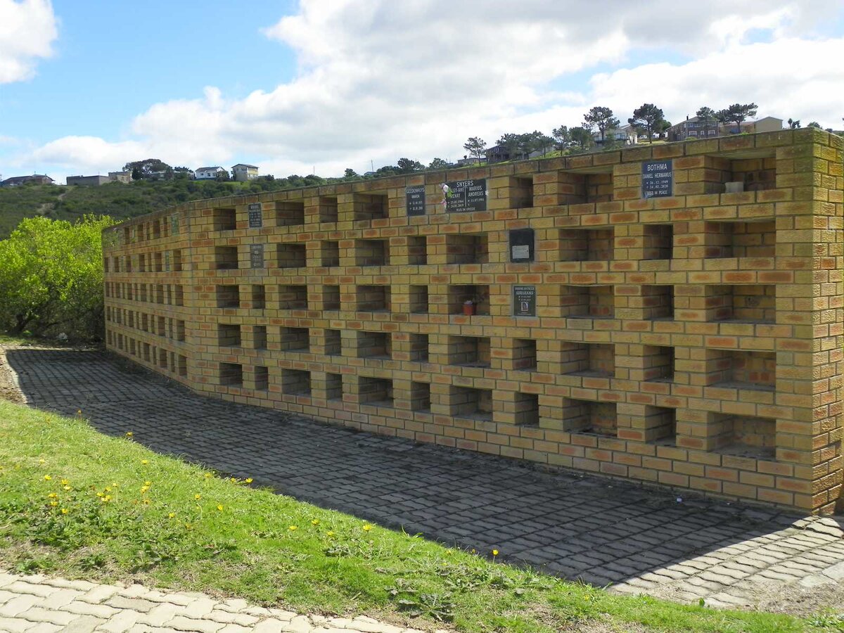2. Gedenkmuur / Memorial Wall