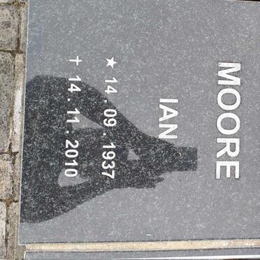 MOORE Ian 1937-2010