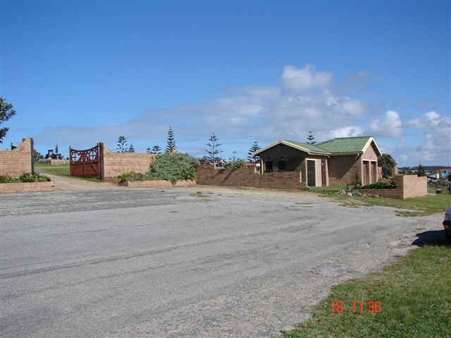 1. Entrance to the cemetery in Heiderand
