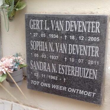 DEVENTER Gert L., van 1934-2005 &amp; Sophia N. 1937-2011 :: ESTERHUIZEN Sandra N. 1962-