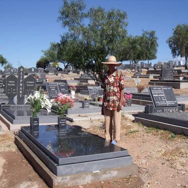 5. 'n Familielid besoek die graf