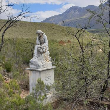 Western Cape, OUDTSHOORN district, Swartberg, Unnamed farm near Vinkenestrivier, Single grave