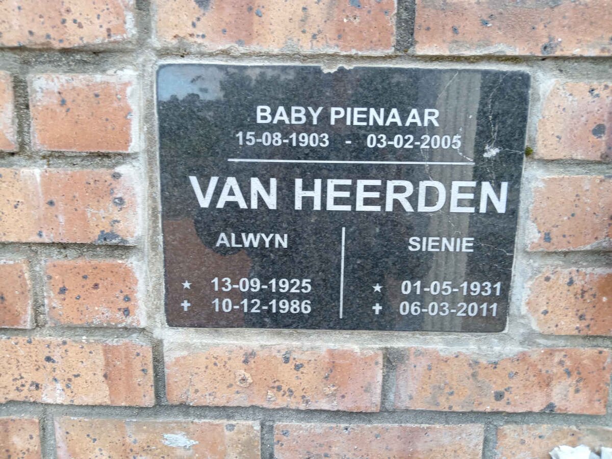 HEERDEN Alwyn, van 1925-1986 & Sienie 1931-2011 :: PIENAAR Baby 1903-2005