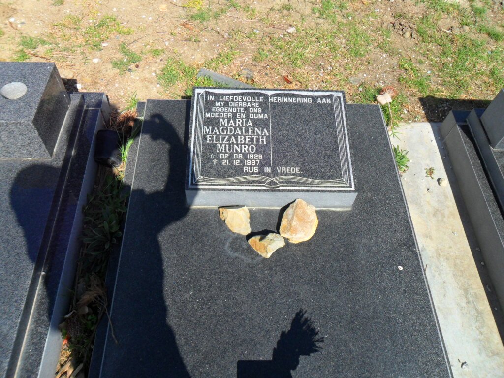 MUNRO Maria Magdalena Elizabeth 1928-1997