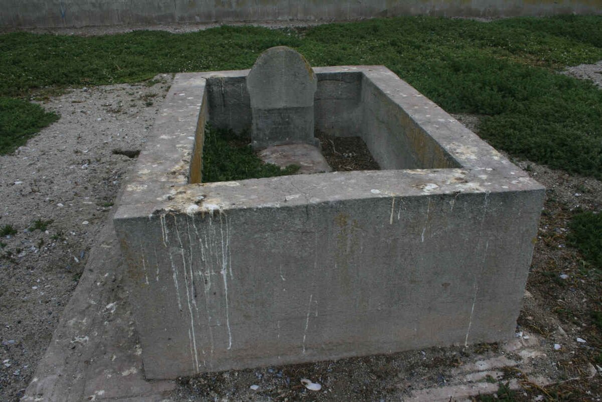 08. Single Grave East of cemetery