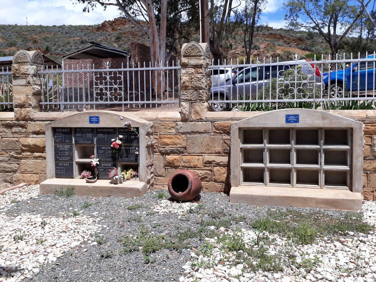 2. Memorial Wall / Gedenkmuur