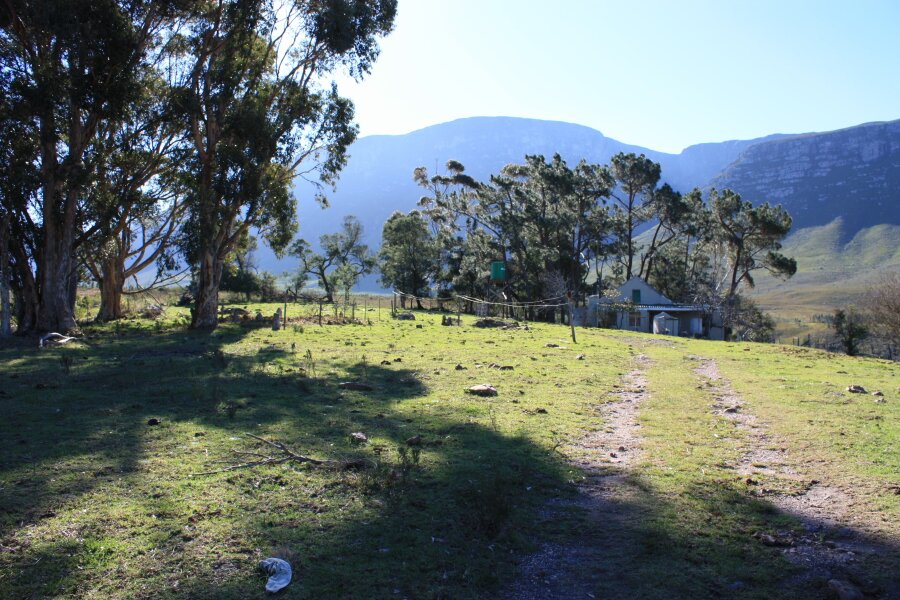 1. Assegaaibos opstal en begraafplaas.