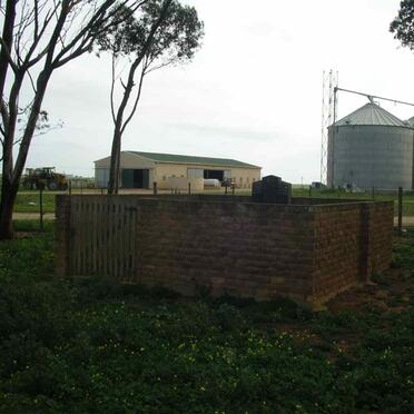 Western Cape, RIVERSDALE district, Hoëkraal 292, Reisiesbaan siding, farm cemetery