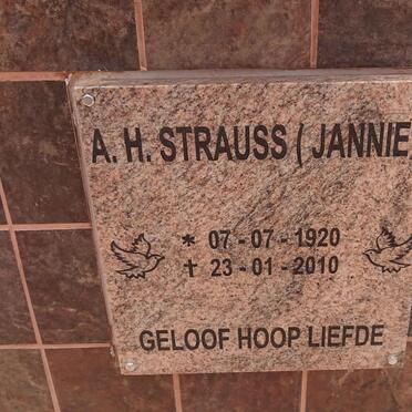 STRAUSS A.H. 1920-2010