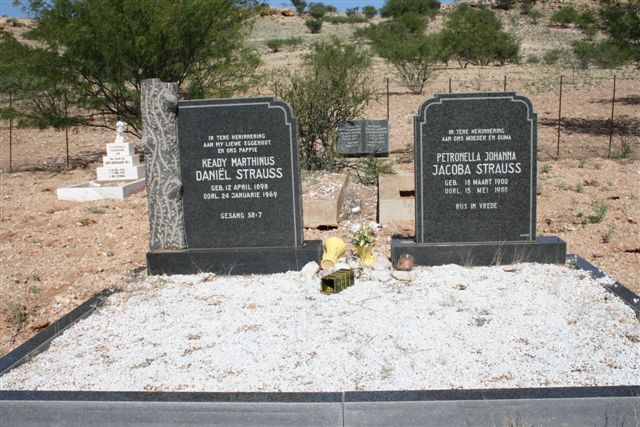 STRAUSS Keady Marthinus Daniel 1898-1969 &amp; Petronella Johanna Jacoba 1900-1988