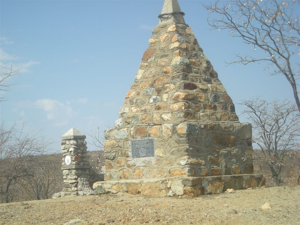 Piramiedvormige gedenkteken sykant