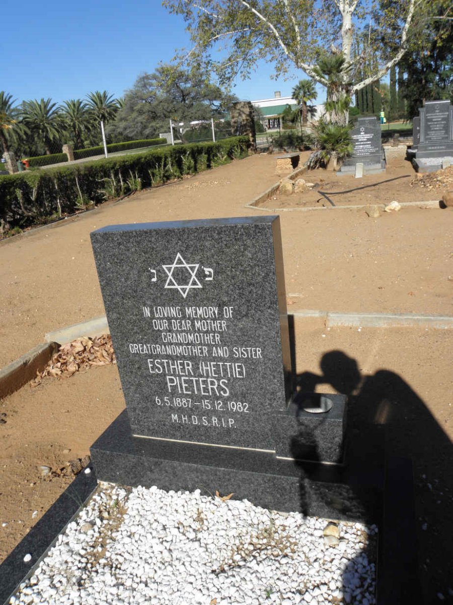 PIETERS Esther 1887-1982