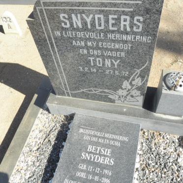 SNYDERS Tony 1914-1972 &amp; Betsie 1916-2006